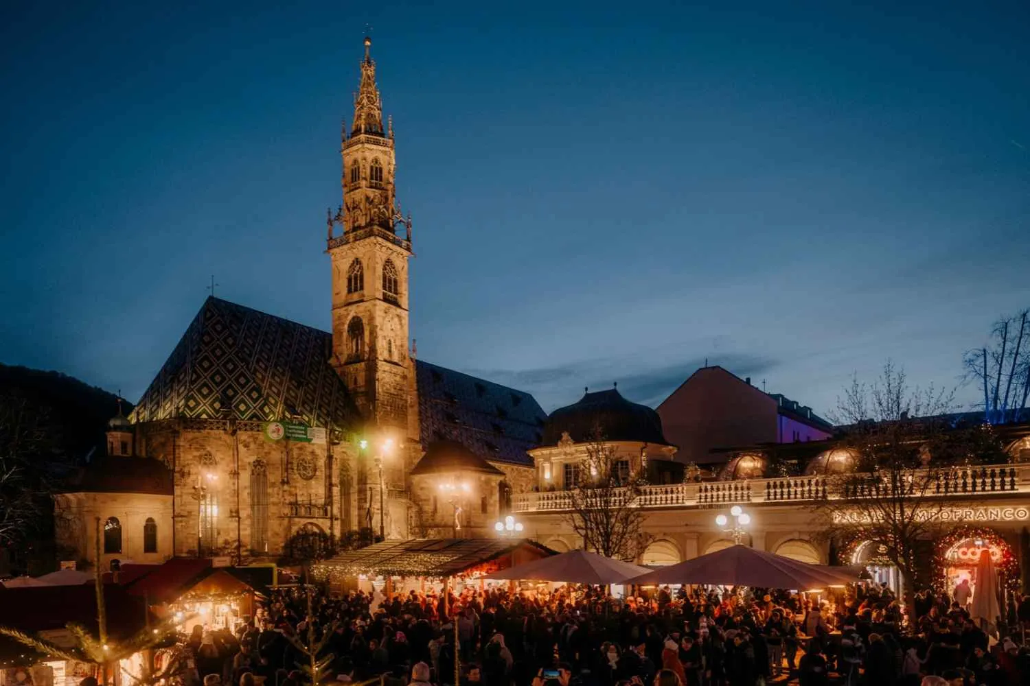 Tra 1.300 luci e 120 bancarelle: torna il mercatino di Natale di Bolzano che festeggia 35 anni