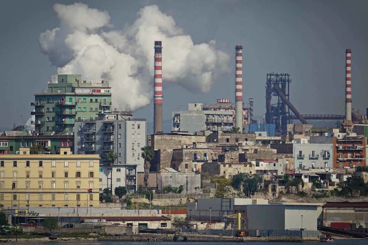 Ex Ilva di Taranto, i lavoratori proclamano uno sciopero di 24 ore e bloccano le strade: cosa sta succedendo